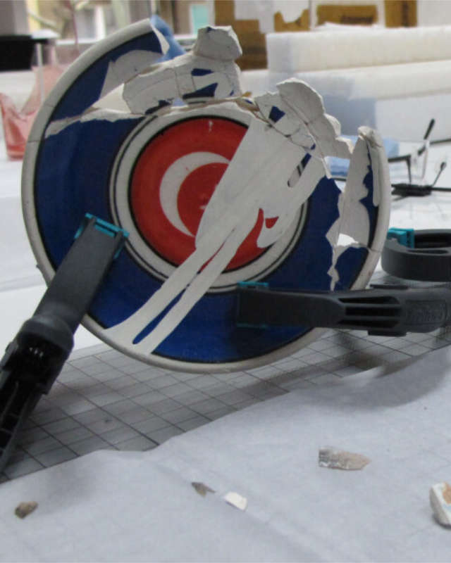 Isa Genzken Urlaub, Installation Schaden